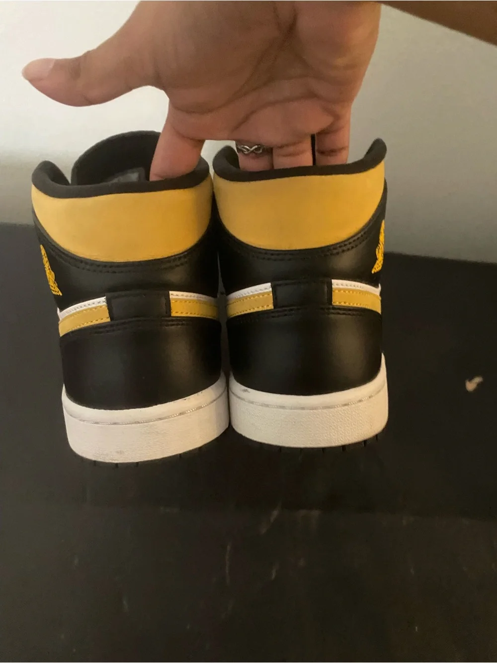 Air Jordan 1 Mid 'Black University'